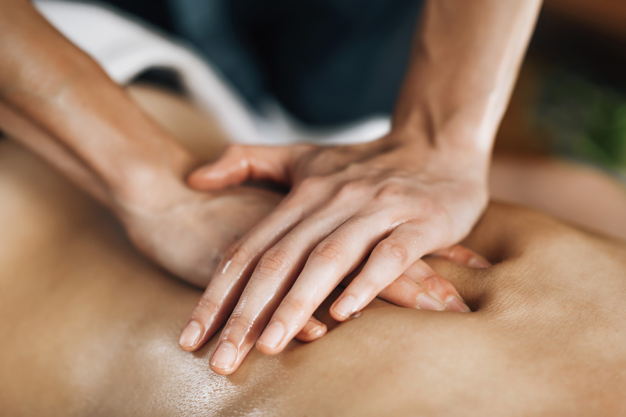 massage rug verwennen masseren handen verzorgen genieten zalig