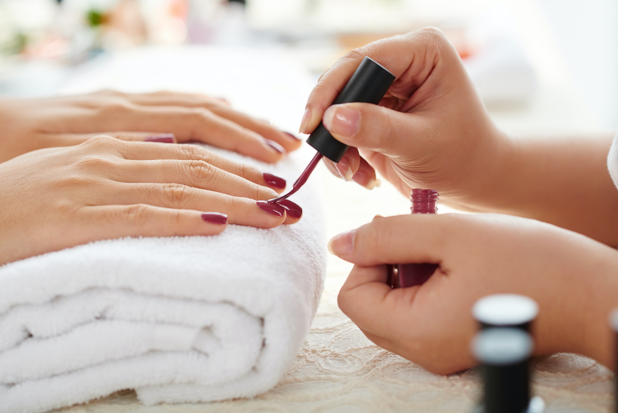manicure verzorging handen nagels rode nagels gekleurde verzorgde nagels geniet kleuringen