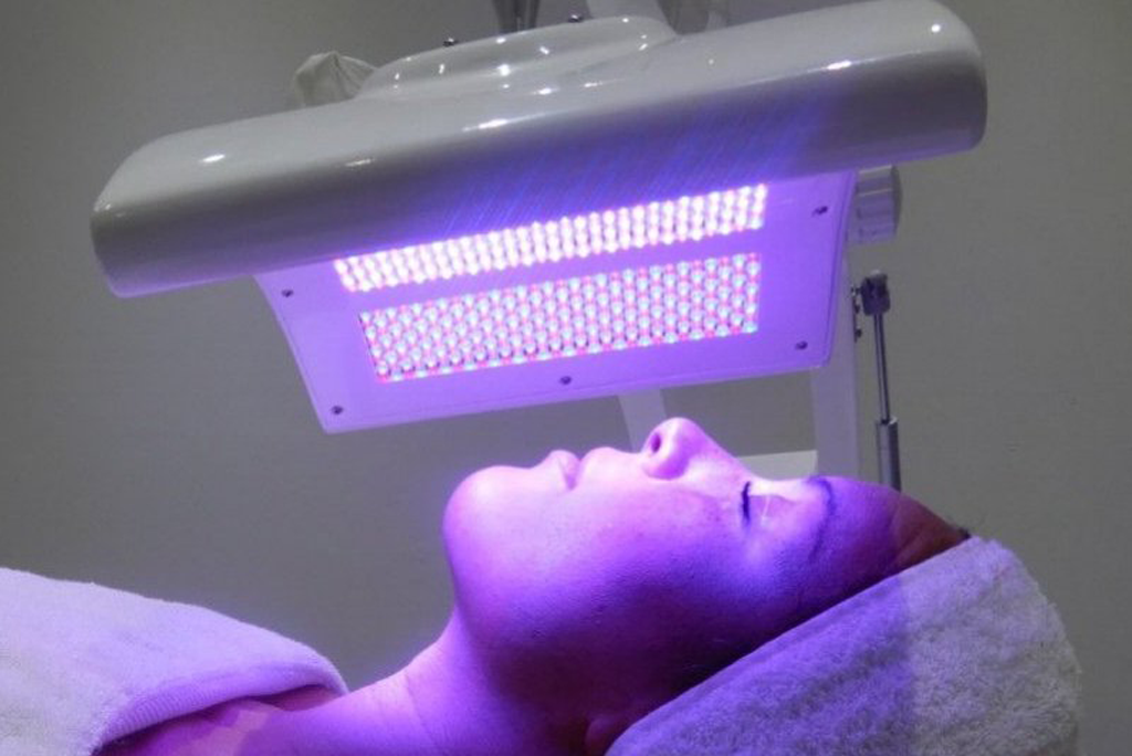 vrouw gezicht led behandeling lichttherapie Ideaal voor als je last hebt van acne, rimpels, littekens, pigmentvlekken oneffenheden.
